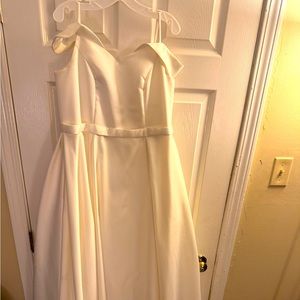 DB STUDIO
satin off-the-shoulder flower girl dress with pock Size 16